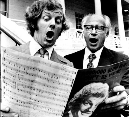 Parliament House Blues:
minister for environment control Jack Beale (right) and Frankie Davidson sing <i>50 Million Blow Flies Can’t Be Wrong</i> outside Parliament House, 1973.