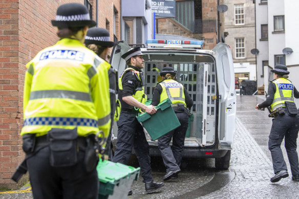 스코틀랜드 경찰 경찰이 피터 머렐 전 최고경영자(CEO)를 체포한 후 상자를 들고 스코틀랜드국민당(SNP) 본부를 떠나고 있다.