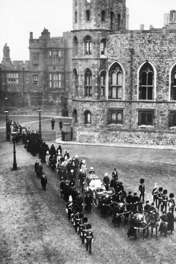 Kraliçe Victoria'nın 1901'de Windsor Kalesi'ndeki cenaze alayı.