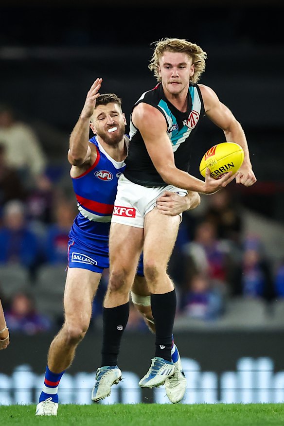 Jason Horne-Francis is tackled by Marcus Bontempelli.