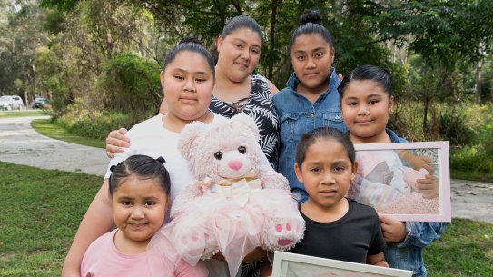 Jennifer Fonua with her five living children and the teddy bear that contains her baby daughter Thalia's ashes. (L-R) Jennifer 5 , Elena 10 , Jennifer (mother), Natalie 12 , Xavier 7, Elenor 9. 