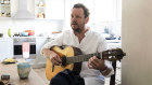 World-renowned Derek Gripper plays West African music in his kitchen in Cape Town.