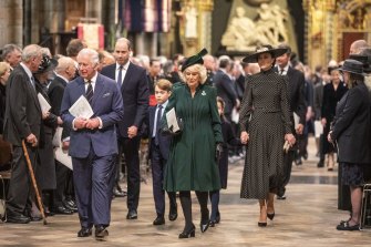 Cornwall Düşesi Camilla ve Cambridge Düşesi Catherine ile Şükran Günü töreninden çıkarken görülen Prens Charles ve oğlu William, Andrew'un tüm kraliyet görevlerinden çıkarılmasını isteyen aile üyeleriydi. 