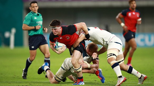 Tom Curry of England breaks away.