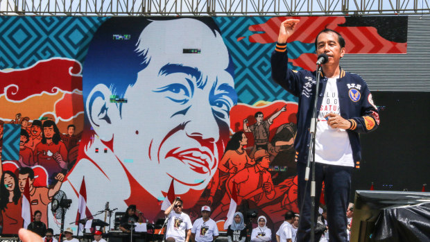 Joko Widodo greeted his supporters while attending the Jogja Unite Indonesian Alumni Declaration at the Kridosono Stadium in March.