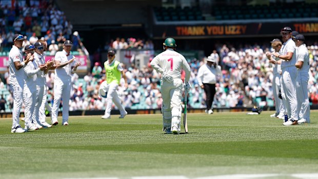 England players form a guard of honour for Usman Khawaja.