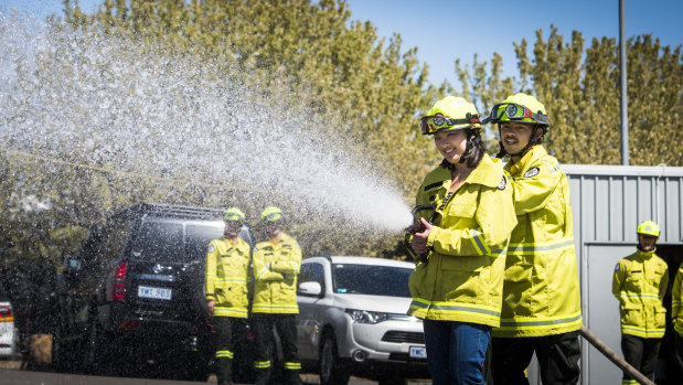 Reporter Han Nguyen tried training as a seasonal firefighter at Stromlo Forrest fire unit. She's partnered with Angus Polhill as they run through hose drills. 