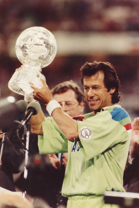 Imran Khan with the World Cup after Pakistan defeated England at the MCG in 1992.