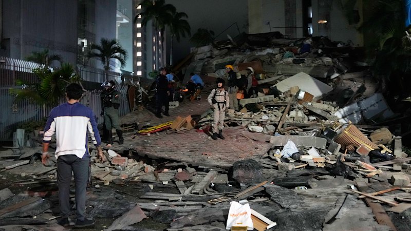 Powerful quake causes buildings to collapse in Caracas