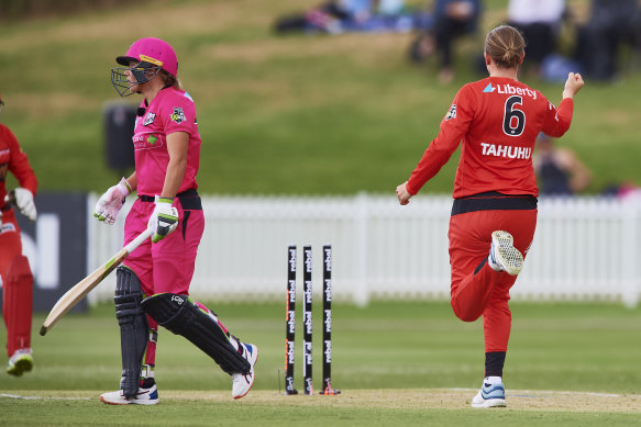 Tahuhu strikes for the Renegades with the prized wicket of Alyssa Healy.