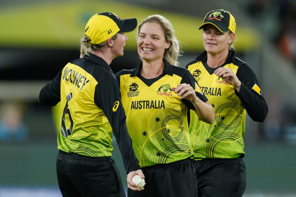 All-rounder Nicola Carey (centre) wants to see Australia carry their T20 momentum into the 50-over World Cup.