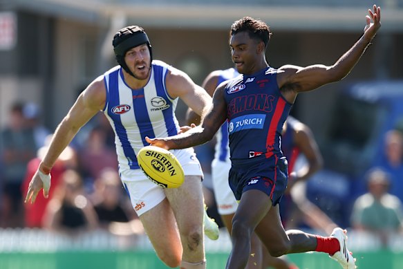 Kysaiah Pickett gets a kick away against Tristan Xerri’s North Melbourne on Friday.