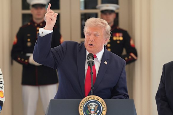 Donald Trump ha reintrodotto il blocco sui porti iraniani.