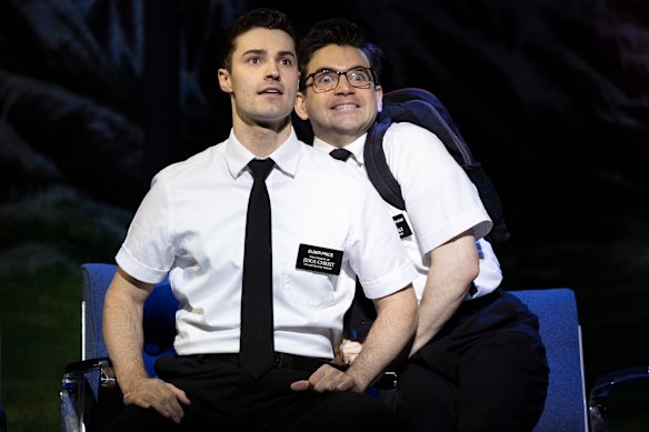 프라이스 장로 역을 맡은 숀 존스턴, 커닝햄 장로 역을 맡은 닉 콕스.