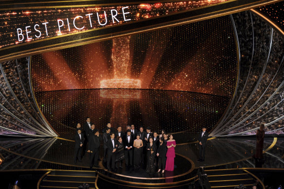 The cast and crew of Parasite accept the award for best picture at this year's Oscars.