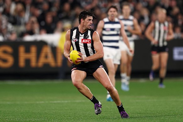 Scott Pendlebury of the Magpies takes possession of the ball.