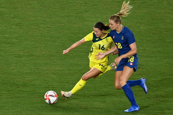 Fridolina Rolfo (right) takes on Australia’s Hayley Raso in Tokyo.