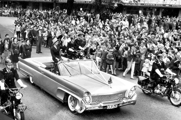 Miss International 1962 Tania Verstak is greeted by 60,000 people at the Manly Corso on 2 September 1962.