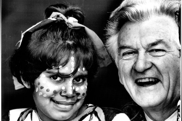 Hawke with a child from Glebe Public School in 1993.