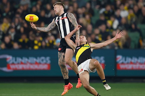 Jordan De Goey of the Magpies marks the ball over Taj Hotton.
