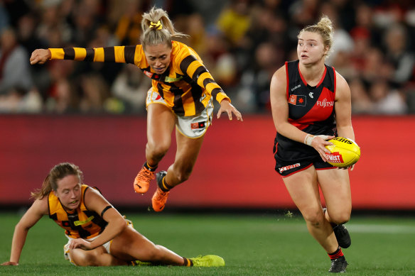 Daria Bannister of the Bombers looks to pass in the win over Hawthorn.