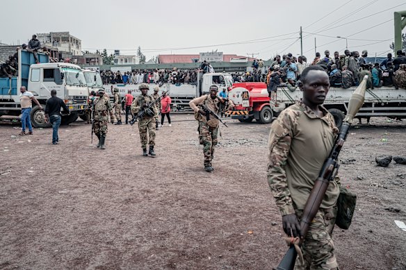 M23 Exército, combatentes rebeldes com o primeiro plano, porque se renderam à República Democrática do Congo, Goma, em janeiro.