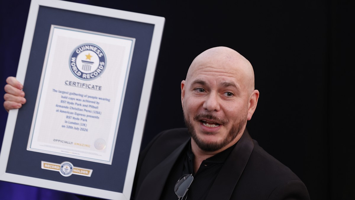Pitbull earns a Guinness World Record for fans’ fashion choice at his London concert