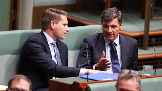 Andrew Hastie (à esquerda) e Angus Taylor na Câmara dos Representantes.