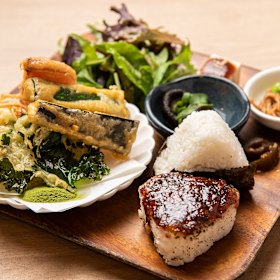 Onigiri meal set with tempura vegetables.