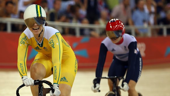 Anna Meares beats Victoria Pendleton to win gold at the 2012 Olympics.