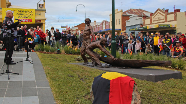 A bronze statue in Gundagai honours  the actions of Wiradjuri men Yarri and Jacky Jacky during the great flood in 1852.
