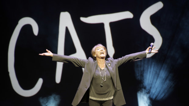 Gillian Lynne in 2015 delivering her speech during a press presentation to promote the musical Cats in Paris.