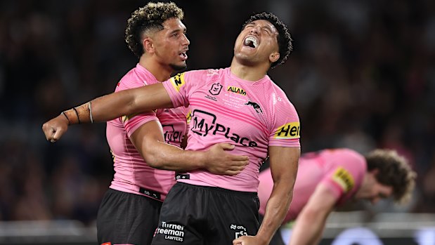 Paul Alamoti, vestindo a agora famosa camisa rosa do Penrith, comemora a vitória dos Panteras na grande final.