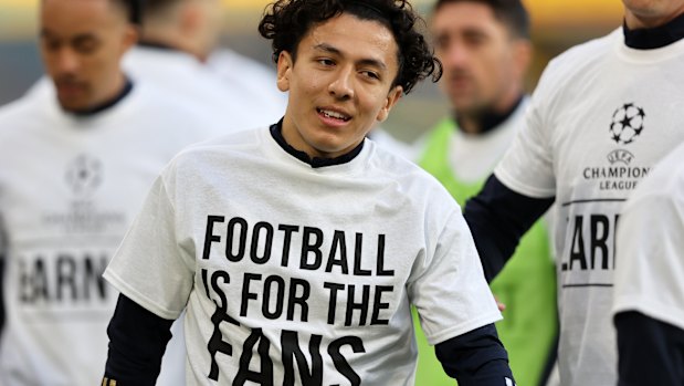 Leeds United warm up with a message about the Super League plans before their match against Liverpool, one of the breakaway teams. 