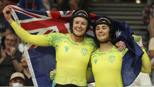 Australia’s Jessica Gallagher and pilot Caitlin Ward celebrate their gold medal. 