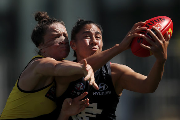 Darcy Vescio, right, and Harriet Cordner compete for the ball. 