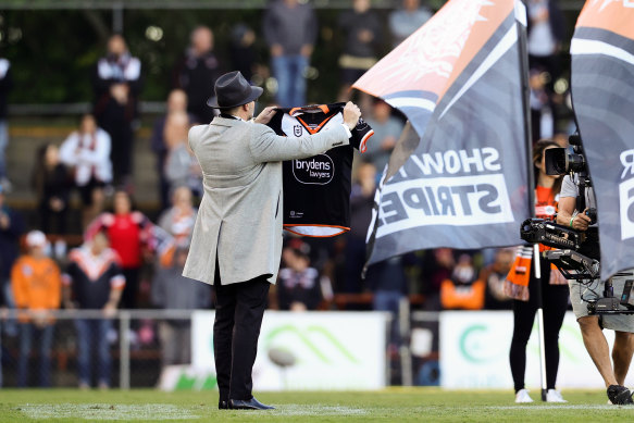 The chairman leads a tribute to the late club great, Tommy Raudonikis, back in 2021.