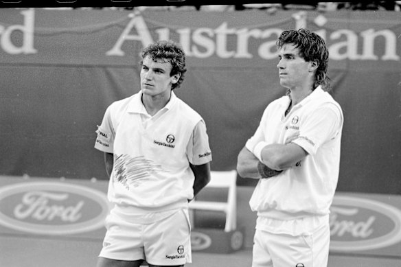 O vencedor Mats Wilander (à esquerda) e derrotou Pat Cash após a vitória do sueco no Aberto da Austrália em 1988. 