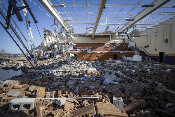 Öğrencilerin genellikle fırtınalardan kurtulmak için toplandıkları Crestview İlköğretim Okulu'nun spor salonu bir kasırga nedeniyle hasar gördü.