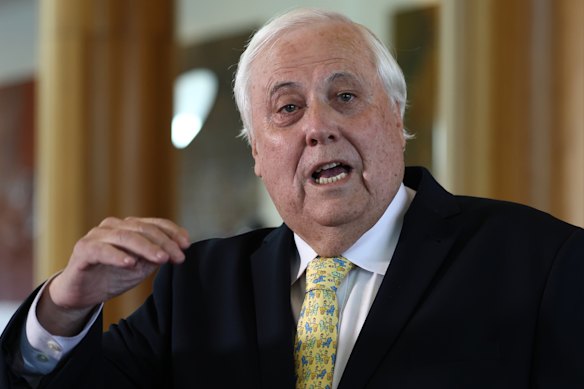 Clive Palmer aparece em tribunal numa conferência de imprensa no Parlamento na quarta-feira.