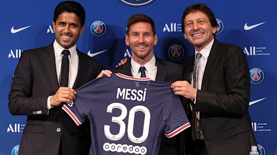 Lionel Messi poses with PSG president Nasser Al Khelaifi and sporting director Leonardo after a press conference in the French capital.