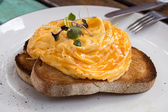 Scrambled eggs on toast are a healthy choice. 
