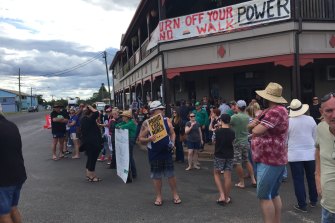 Bob Brown’s anti-Adani convoy meets with a cold reception from pro-mine locals in Clermont in 2019.