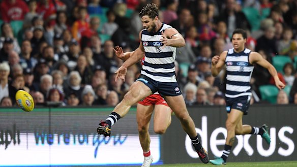 Tom Hawkins kicks a major for the wasteful Cats at the SCG.