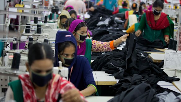 Trabajadores de la confección en Bangladesh que han estado vinculados al trabajo forzoso en el pasado.