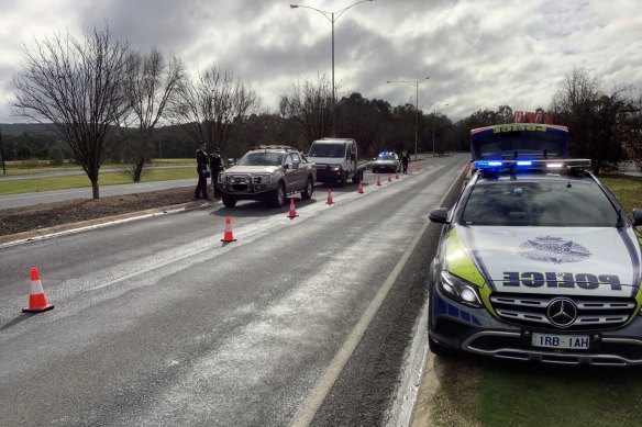 Police monitor cars entering Victoria at Wodonga.