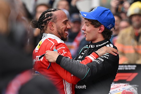 Lewis Hamilton congratulates Kimi Antonelli. 