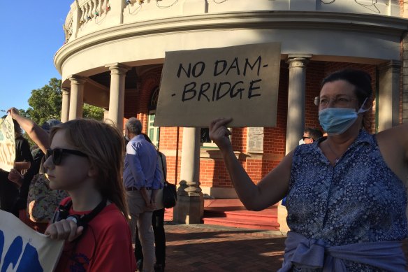 Opponents of the Lloyd Street bridge design protesting outside the City of Swan’s council meeting on Wednesday night. 