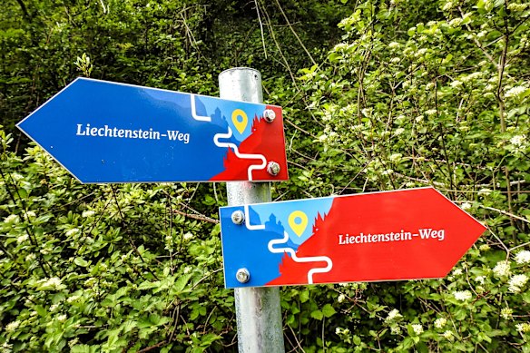 Red and blue signs mark the trail.