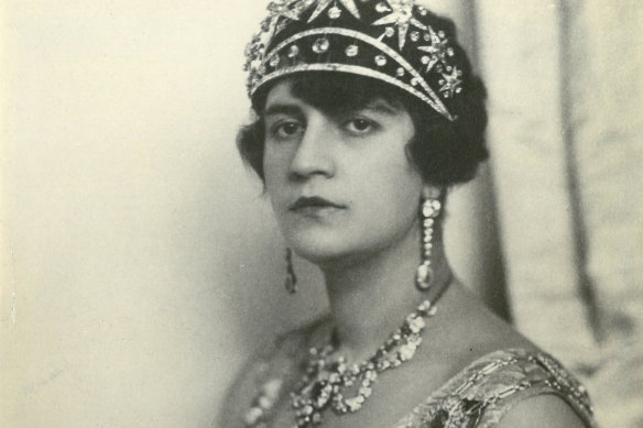 The iconic photo of Queen Soruya, taken by the Bieber Studio in Berlin in 1928.